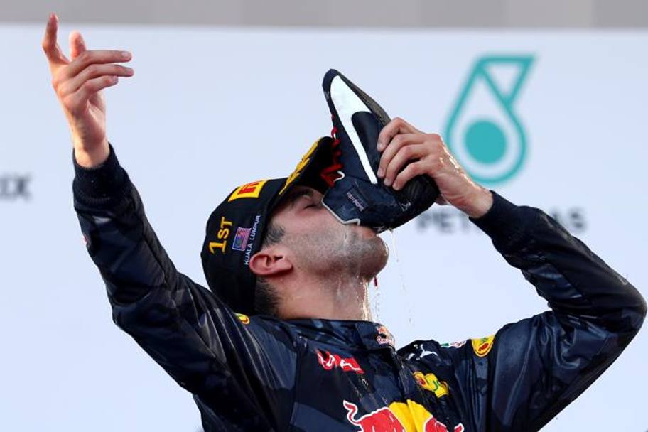 Simpatico siparietto durante i festeggiamenti: Ricciardo beve lo champagne dalla scarpetta (” una tradizione australiana”), offrendolo poi ai compagni di podio. Getty